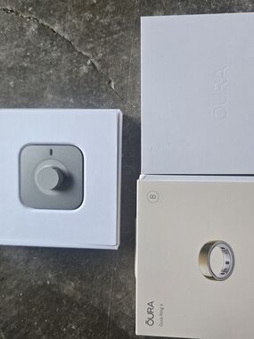 Oura Charging Dock and White Packaging - White/Silver